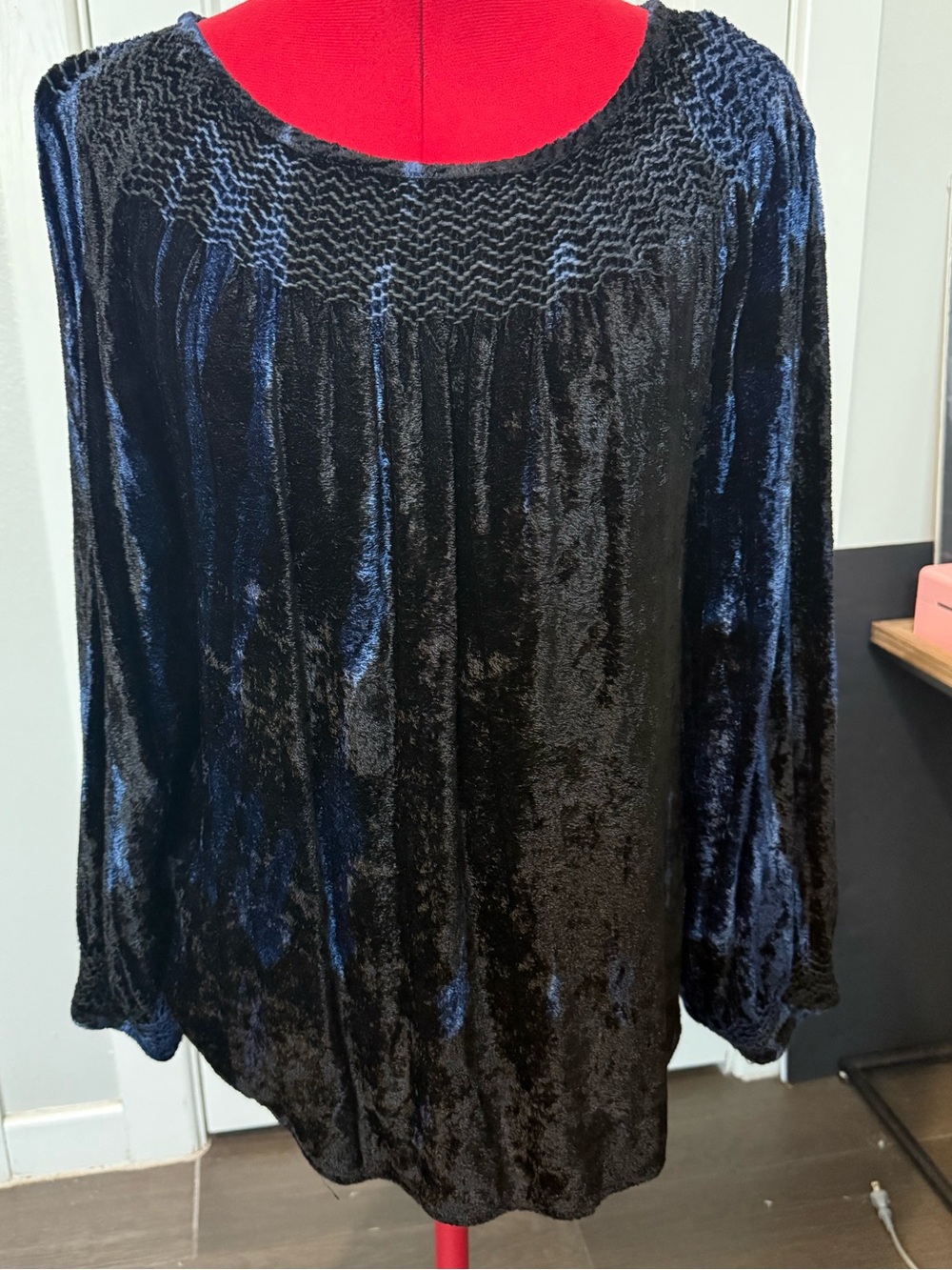 Women's Crushed Velvet Long-Sleeve Top in Black & Blue Sz Medium Relaxed Fit